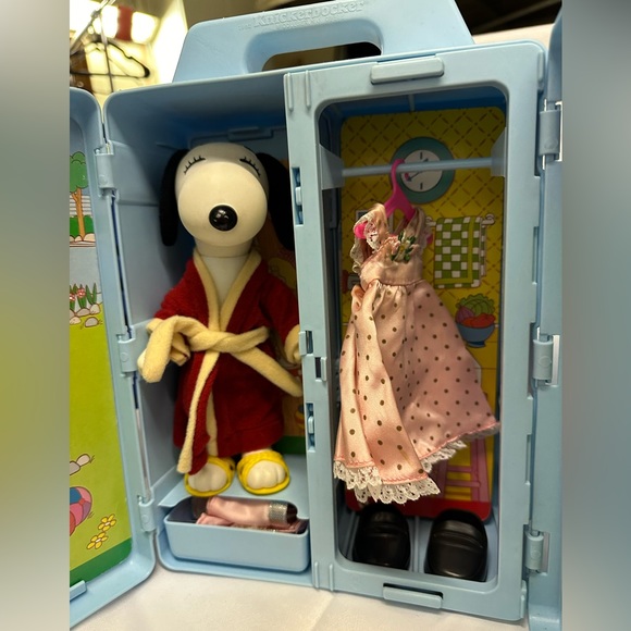 Knickerbocker 1982 Show N Go House Snoopy w/ Extra Outfits - Picture 4 of 5